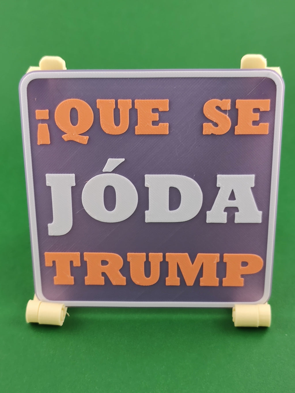 🇺🇸 🔥 “QUE SE JÓDA TRUMP” Sign & Coaster – Snark Edition 🔥